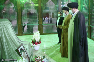 ادای احترام سید عمار حکیم نسبت به حضرت امام خمینی (س)