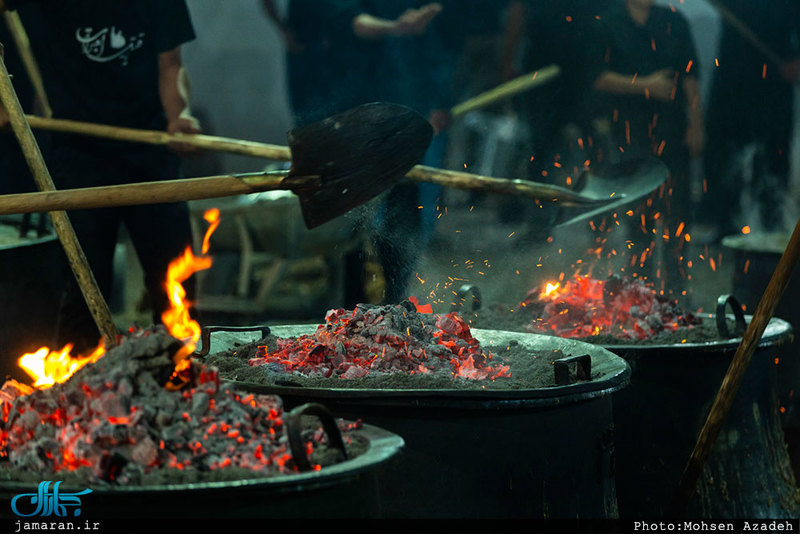 تهیه آش امام حسین(ع) در روستای رحمت‌آباد یزد