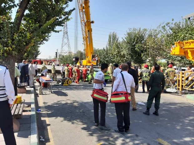 کشته شدن 2 نفر در حادثه سقوط جرثقیل در اتوبان بسیج + تصاویر