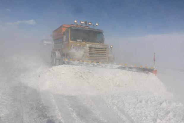 بارش برف مسیر ارتباطی 35 روستای زنجان را مسدود کرد