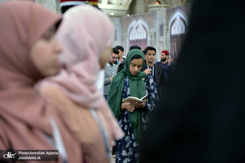 ادای احترام شرکت‌کنندگان در مسابقات بین‌المللی قرآن کریم نسبت به امام خمینی(س)