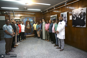 بازدید جمعی از وکلا و مسئولین دادگستری کشور سریلانکا از بیت امام خمینی (س) در جماران