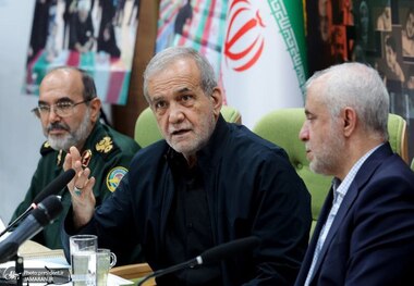 پزشکیان: بازگرداندن مهاجران افغانستانی اقدامی ضروری و به نفع خودشان است؛ تلاش خواهیم کرد که این اقدامات در نهایت احترام به پیش برود/ نباید به صرف ابراز یک نظر مخالف کسی را دشمن تلقی کنیم/ اصلی‌ترین راهکار خنثی کردن توطئه‌های دشمن، خدمت بی‌منت به مردم است