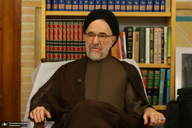 سید محمد خاتمی: سوگمندانه باید گفت دانشگاه‌های ما حال و روز خوبی ندارند؛ این امر ناشی از موانع عینی و ساختاری و ذهنی و مداخله‌های متعدد امنیتی و منفعتی است/ اصحاب سیاست در برابر سخن و خواست دانشگاهیان و دانشجویان فروتن باشند