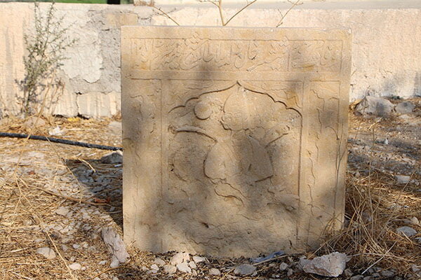 جویندگان گنج گورستان قاجاری را زیر و رو کرده‌اند