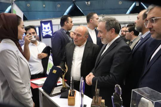 بازدید وزیر امور خارجه از غرفه منطقه آزاد ماکو در همایش ملی توانمندی‌های مناطق آزاد
