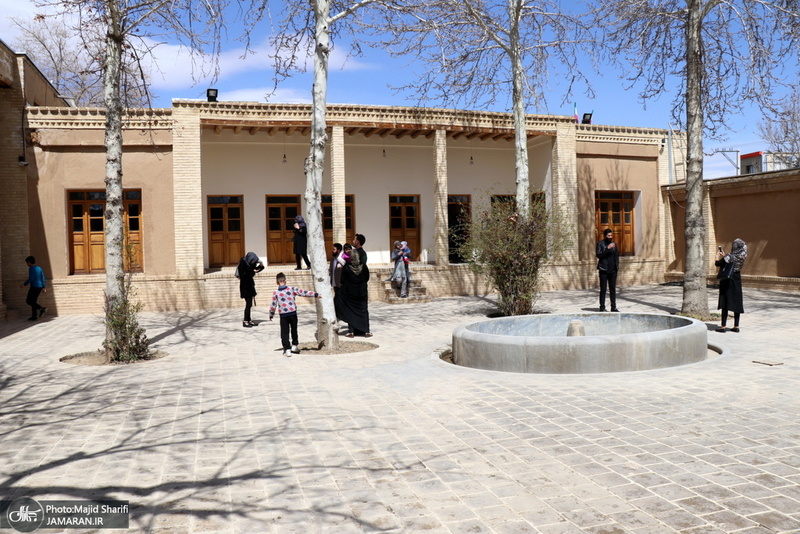 بازدید مسافران نوروزی از بیت تاریخی حضرت امام خمینی (س) در خمین