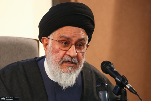 آیت الله محقق داماد: شفیعی‌کدکنی از مفاخر ادبی ایران است؛ چه کسی باور می‌کند کتابش با مشکل مواجه شود؟