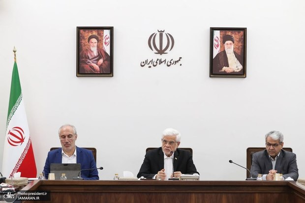 عارف: برنامه اقتصادی شرایط خاص کشور به زودی در دولت تصویب می‌شود/ راهبرد اصلی دولت چهاردهم در تدوین بودجه سال هدف‌گذاری رشد ۲ درصدی است/ تحدید تشکیلات و کاهش هزینه‌های اداری و توجه به اقشار آسیب‌پذیر و معیشت مردم در تدوین بودجه ۱۴۰۵ دیده شده است