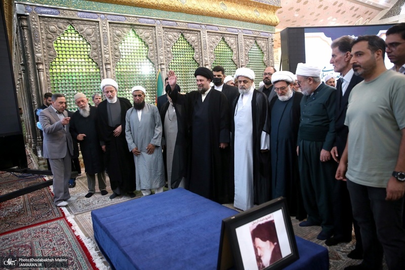 ادای احترام مهمانان خارجی کنفرانس وحدت اسلامی به مقام شامخ حضرت امام خمینی (س)