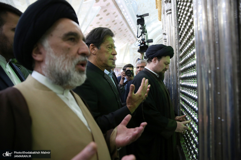 ادای احترام نخست وزیر پاکستان به مقام شامخ امام خمینی(س)