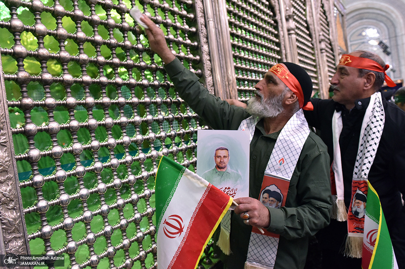 عطرافشانی حرم امام خمینی(س) توسط بسیجیان کاشانی