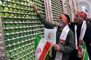 عطرافشانی حرم امام خمینی(س) توسط بسیجیان کاشانی