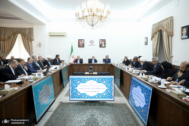 نخستین جلسه شورای ترویج گفتمان انقلاب اسلامی و نشر اندیشه و آثار رهبر معظم انقلاب اسلامی/ عارف: صدور انقلاب اسلامی به معنای صدور اخلاق است/ مقام معظم رهبری مشوق اصلی توجه به فناوری‌های پیشرفته هستند