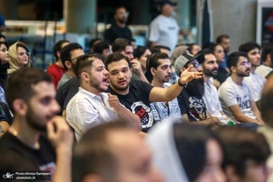 تماشای مسابقه فوتبال ایران و زلاندنو در باغ کتاب