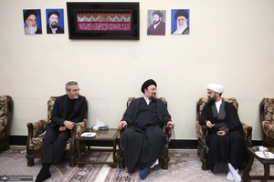 دیدار سرپرست و کارکنان وزارت خارجه باسید حسن خمینی در حرم مطهر امام خمینی (س)