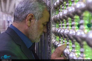 ادای احترام شرکت کنندگان در  مسابقات بین المللی قرآن کریم  به مقام شامخ حضرت امام خمینی(س)