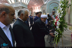 ادای احترام جمعی از نمایندگان و نایب رئیس مجلس عراق به حضرت امام خمینی(س)